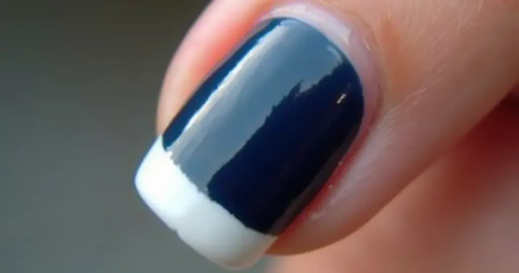 Unha Azul Escuro com Francesinha Branca: O Guia Definitivo 2026