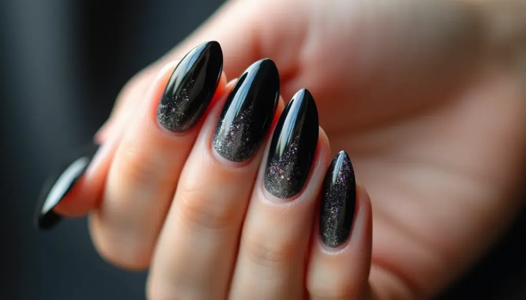 42 Ideias de Glitter Unha Amendoada Preta Decorada com Glitter para Brilhar em 2026 42 Ideias de Glitter Unha Amendoada Preta Decorada com Glitter para Brilhar em 2026