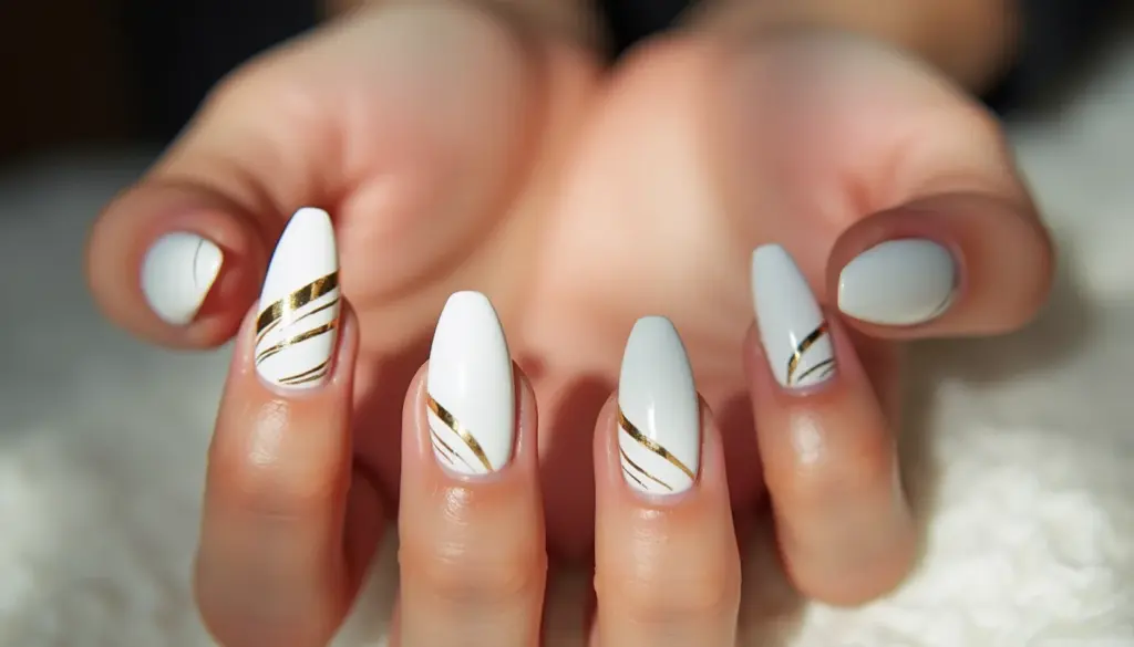 47 Unha Decorada Dourada com Branco: Ideias Elegantes para 2026